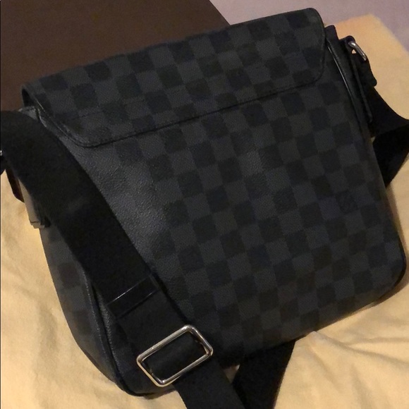 Men’s Louis Vuitton District PM Messanger Bag - Picture 6 of 8